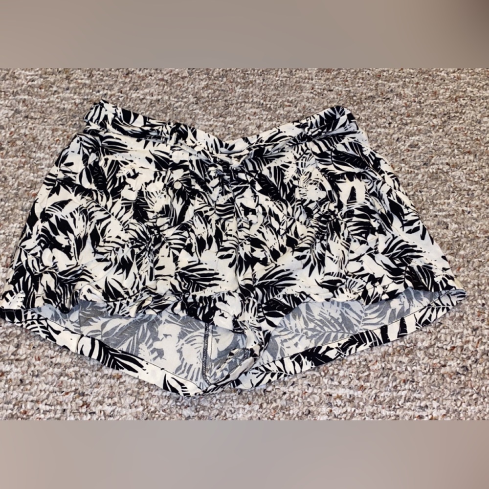 Love tree shorts size Large black and white.
